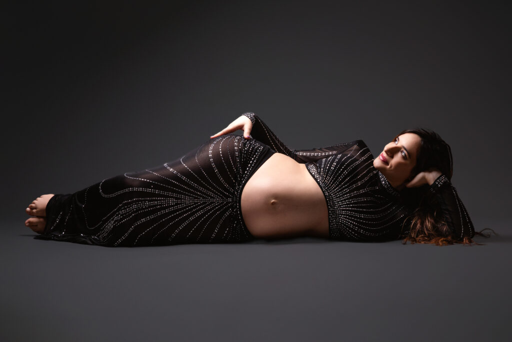 Fine Art Schwangerschaftsportrait in liegender Pose