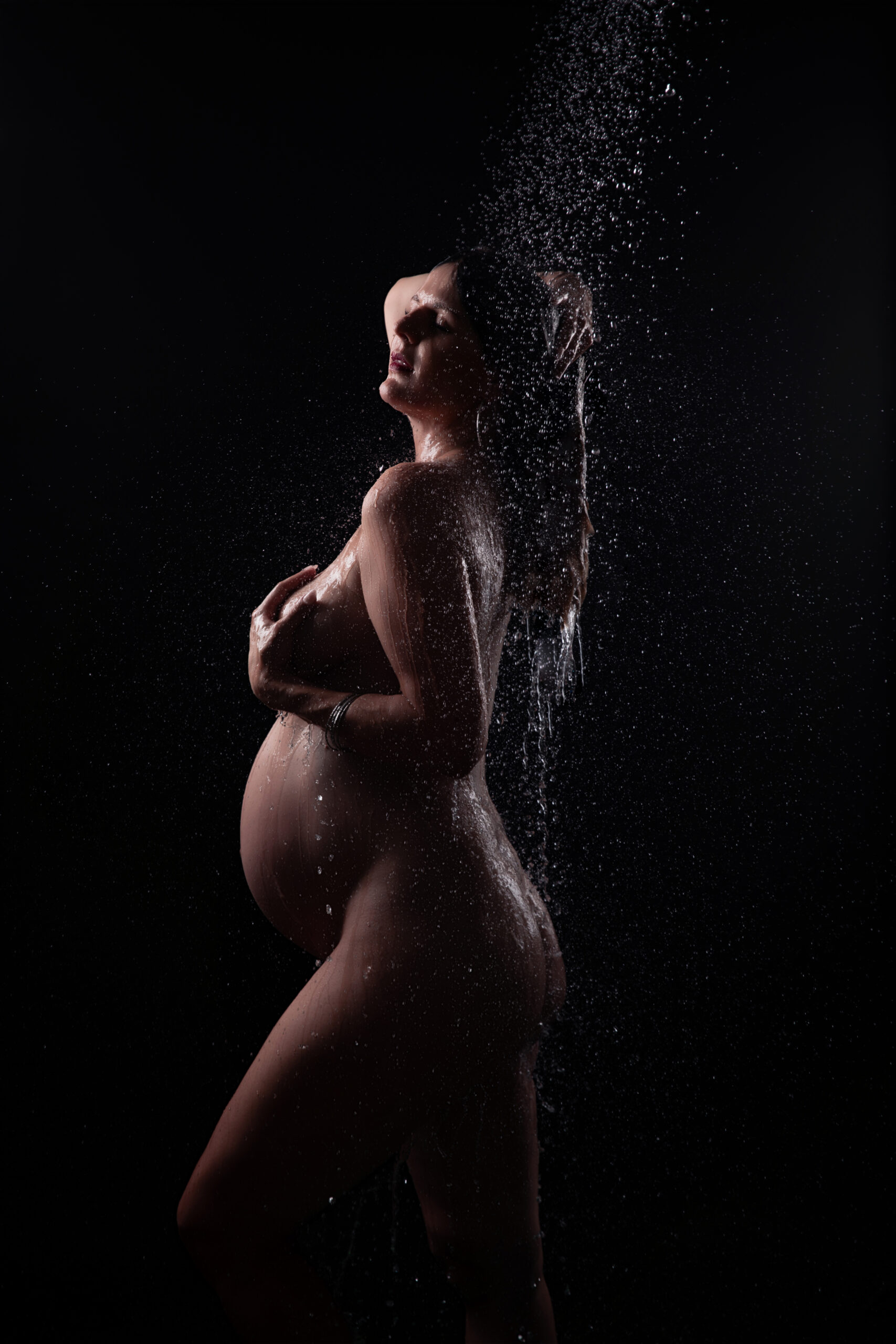 Fine Art Schwangerschaftsportrait mit Wasser, Licht und Schatten