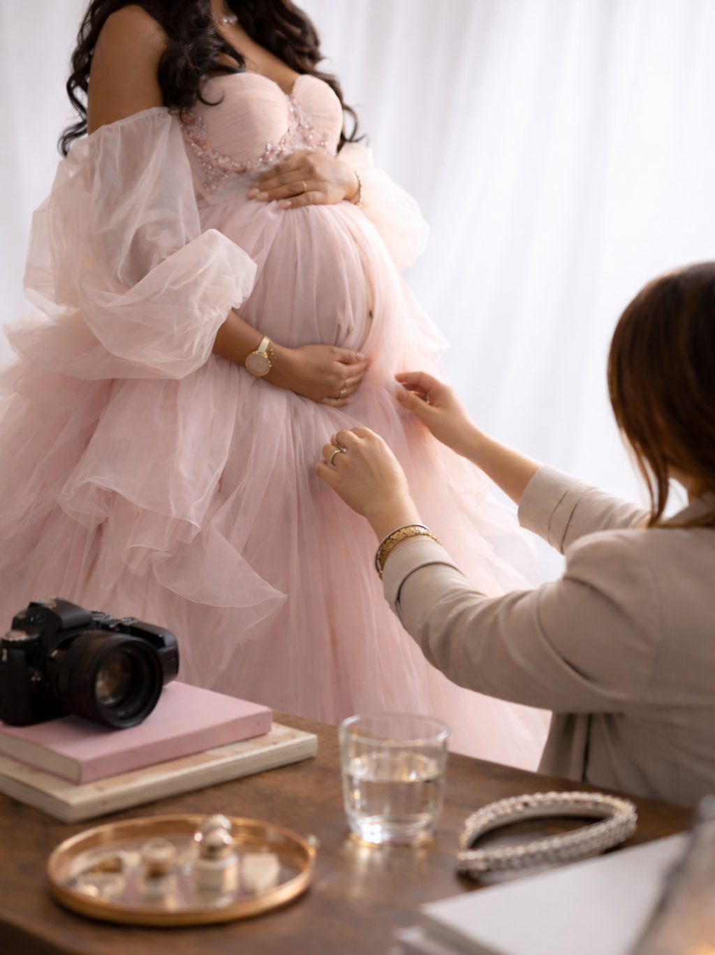 Styling und Vorbereitung während eines Schwangerschaftsshootings
